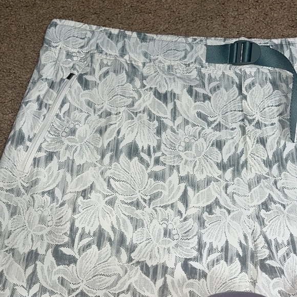 Athleta Trekkie Convertible Hike Pant Ethereal Bloom Magnolia White 22 - Picture 9 of 13